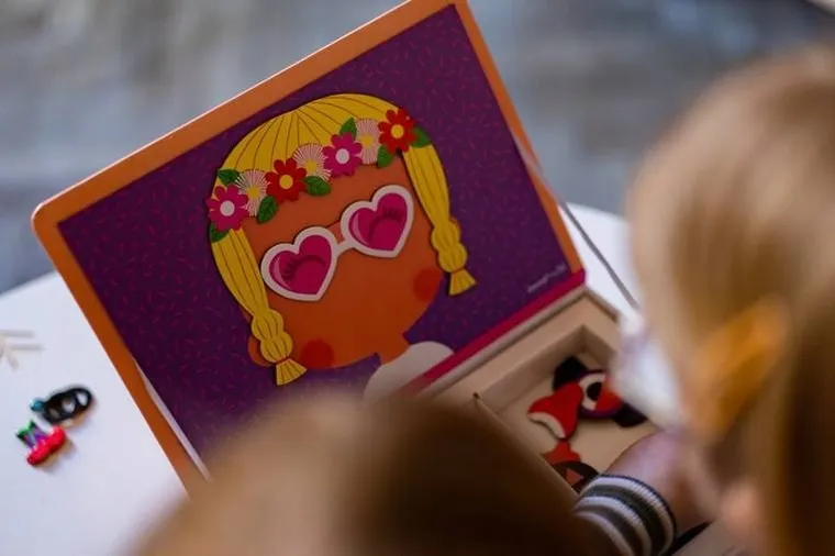 Janod, Magneti’book, Śmieszne buzie, Dziewczynka, magnetyczna układanka