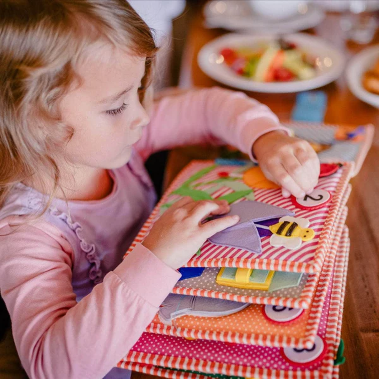 Jolly Designs. 1 2 3. Książeczka sensoryczno-manipulacyjna