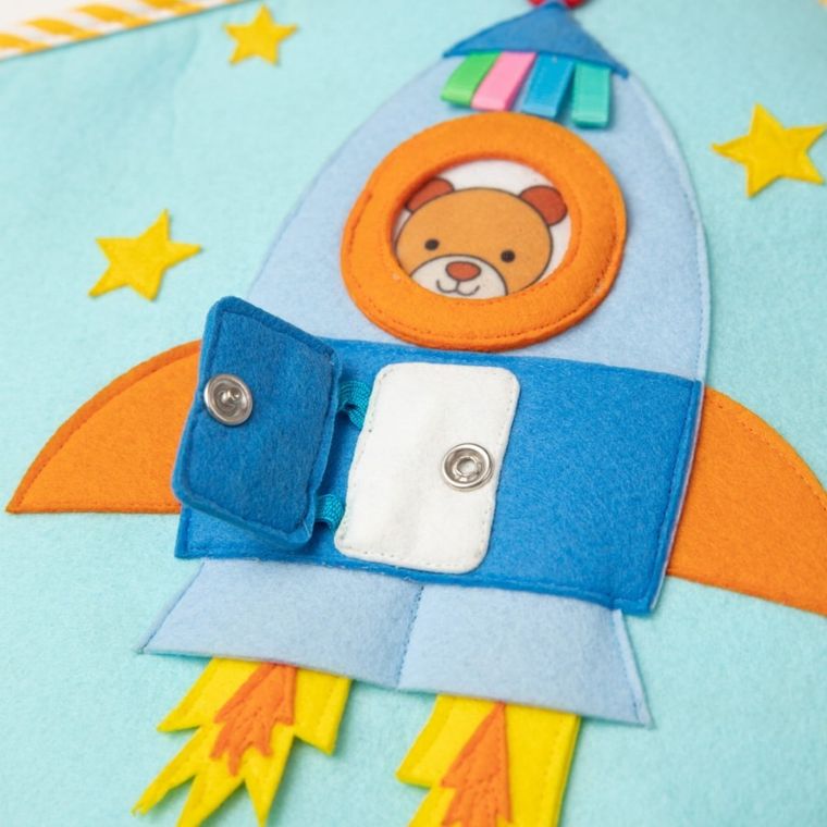 Jolly Designs. Kosmos. Tablica manipulacyjna. Książeczka sensoryczna