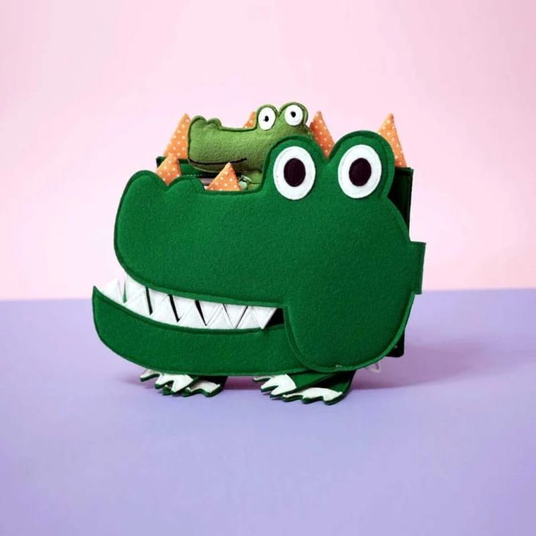 Jolly Designs. Krokodyl. Podróżna książeczka sensoryczno-manipulacyjna