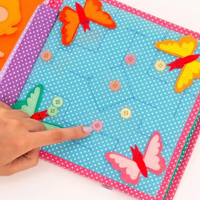 Jolly Designs. Księżniczka. Książeczka sensoryczno-manipulacyjna