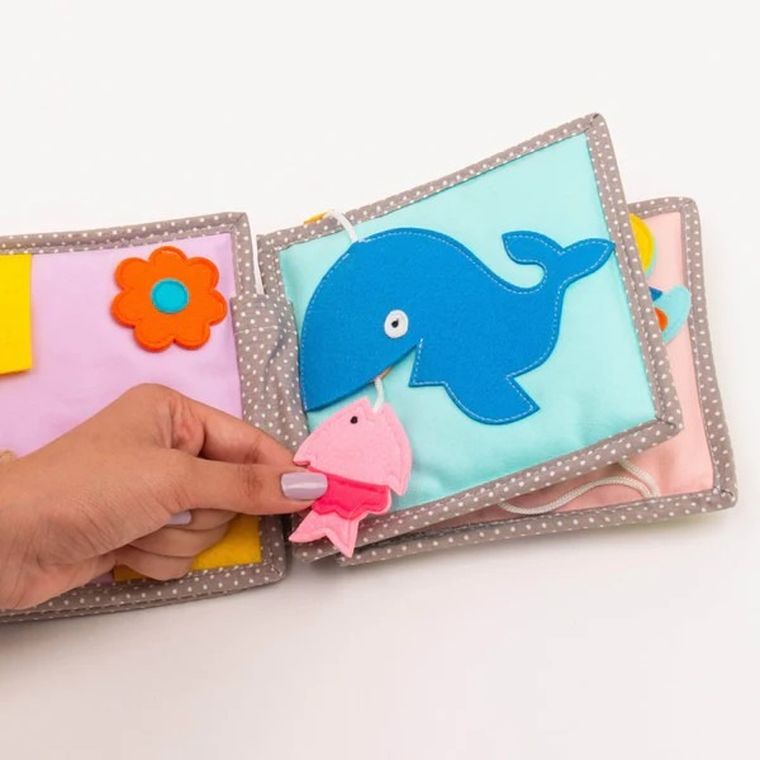 Jolly Designs. Lew. Książeczka sensoryczno-manipulacyjna