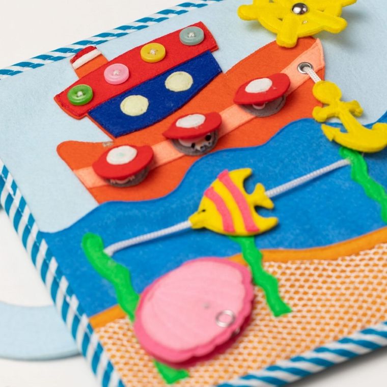 Jolly Designs. Magiczna Ryba. Tablica manipulacyjna. Książeczka sensoryczna