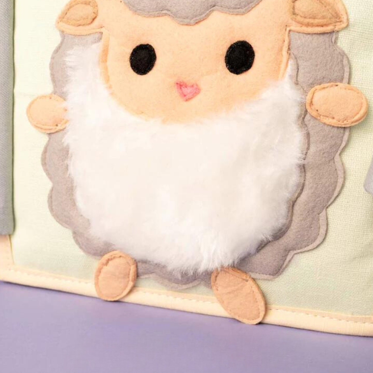 Jolly Designs. Owieczka. Książeczka sensoryczno-manipulacyjna