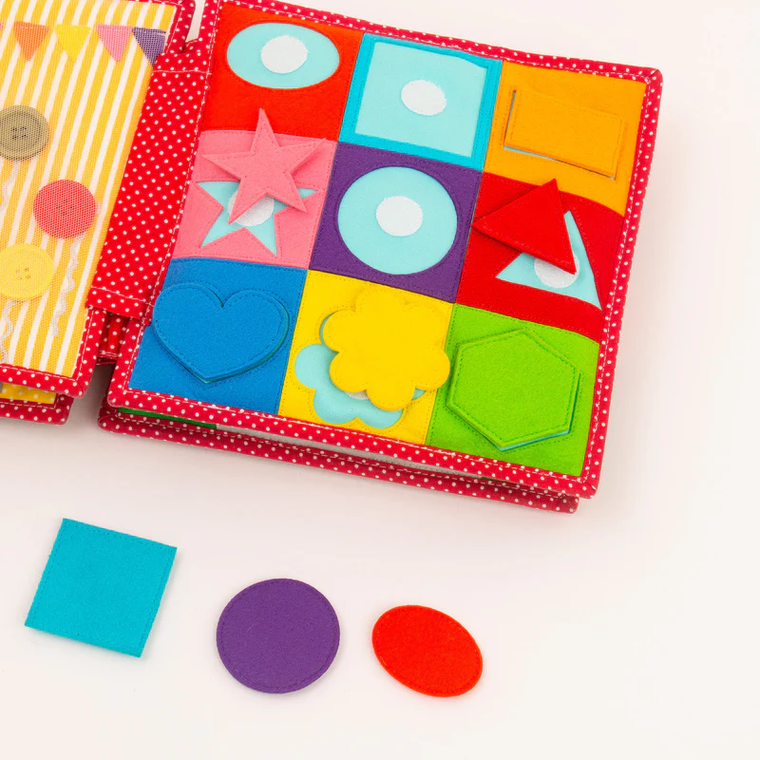 Jolly Designs. Szczęście. Książeczka sensoryczno-manipulacyjna