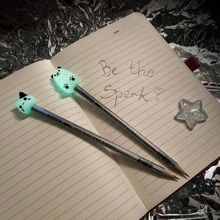 Kidea, ołówek HB z figurka, świecące w ciemności, 2 szt.