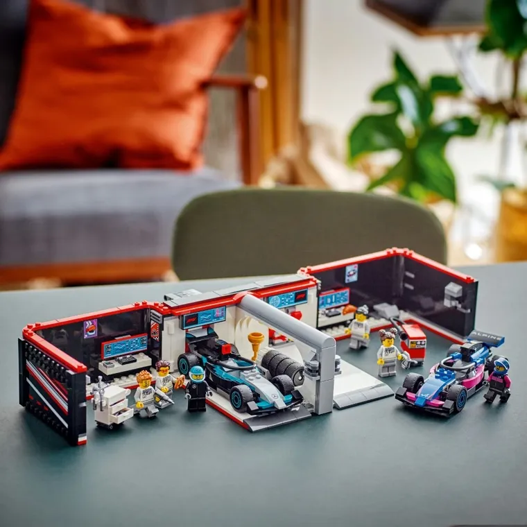 LEGO City, F1 Garaż i bolidy Mercedes-AMG i Alpine, 60444