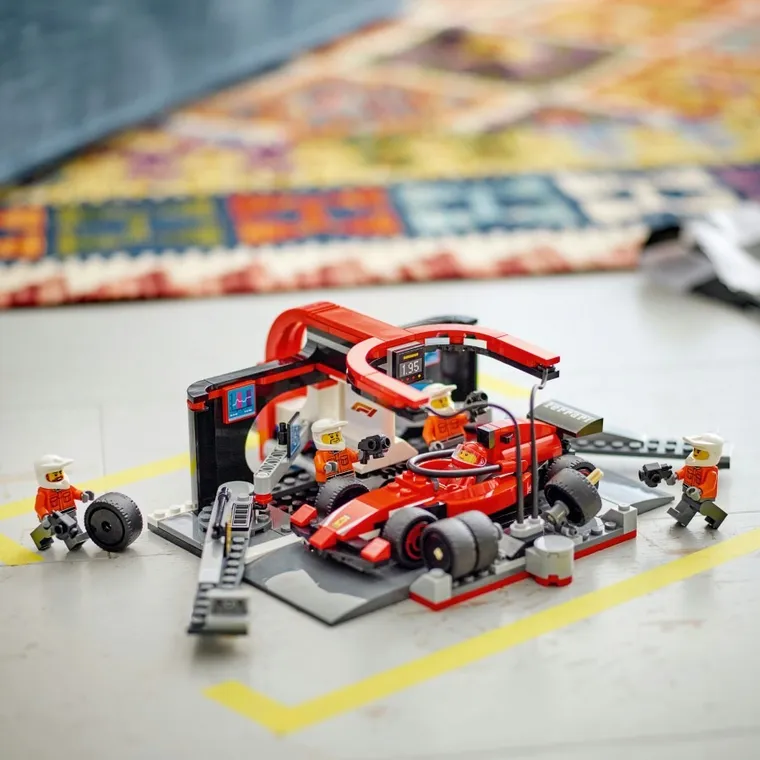 LEGO City, F1 Pit stop i mechanicy z bolidem Ferrari, 60443
