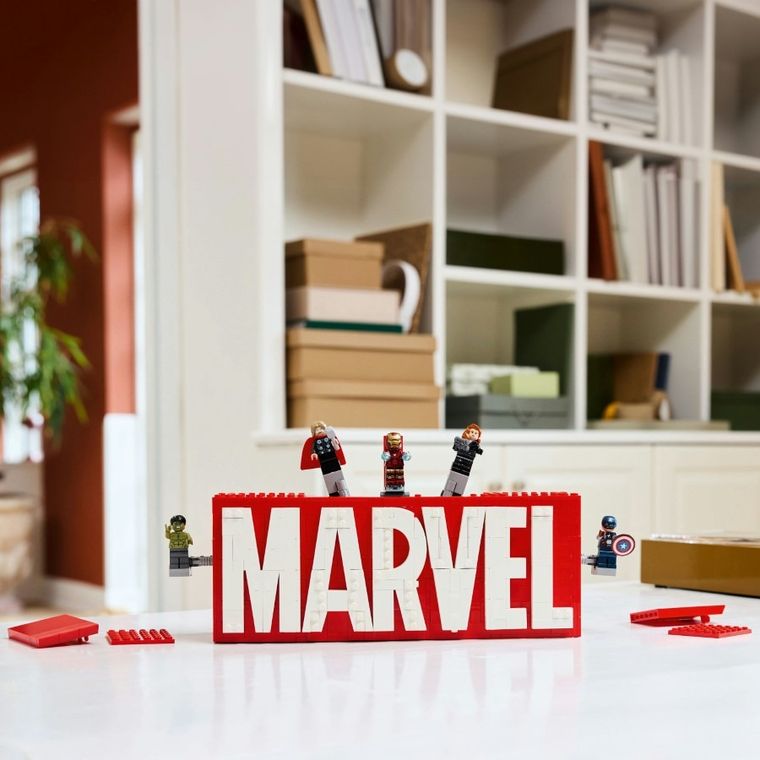 LEGO Marvel, Logo MARVEL z minifigurkami, 76313