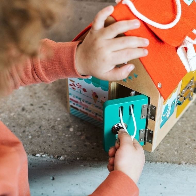 Lilliputiens, Lisek Włamywacz, drewniany domek manipulacyjny z zamkami, 3l+