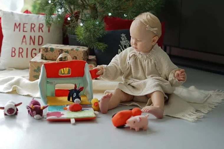 Lilliputiens, rozkładany domek Farma z 6 zwierzątkami, rolnikiem i traktorem, 18 m+