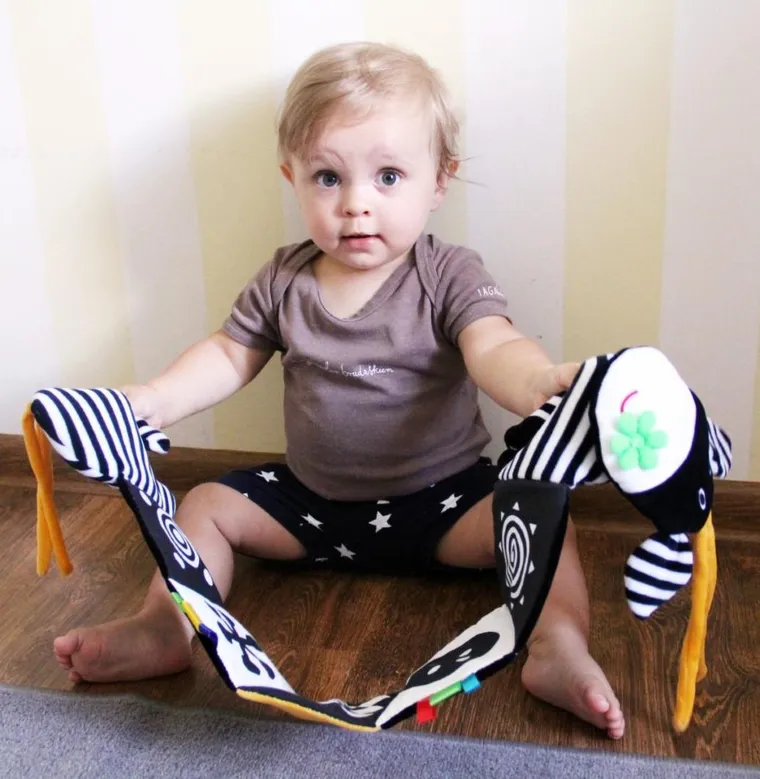 Mom's Care, krówka, książeczka do łóżeczka, zabawka sensoryczna