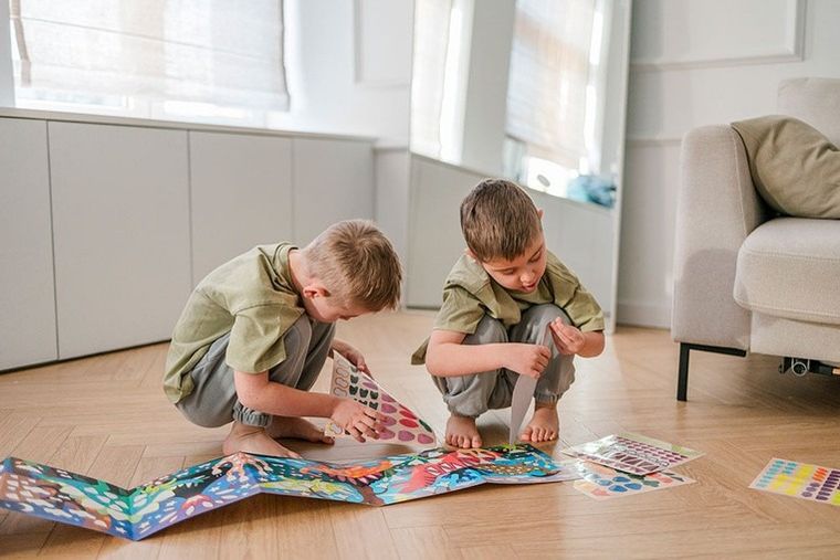 Mudpuppy, Kraina dinozaurów, naklejki holograficzne, 200+ szt., zestaw z plakatem