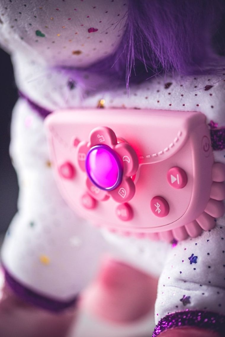 Playshifu, ZeeZee, interaktywna maskotka jednorożec