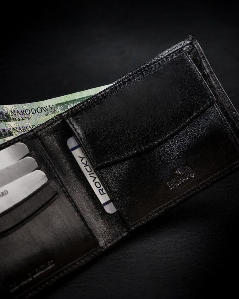 Portfel, czarno-czerwony, skórzany, RFID, Rovicky