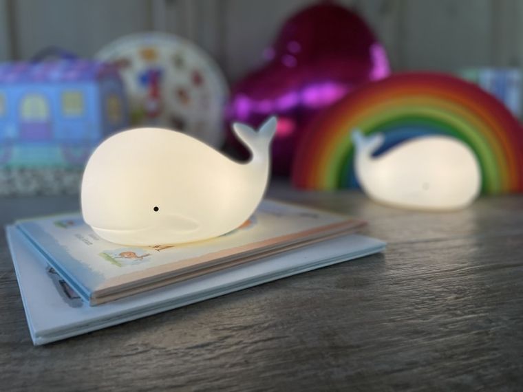 Rabbit & Friends, Wieloryb, lampka silikonowa z pilotem, biała
