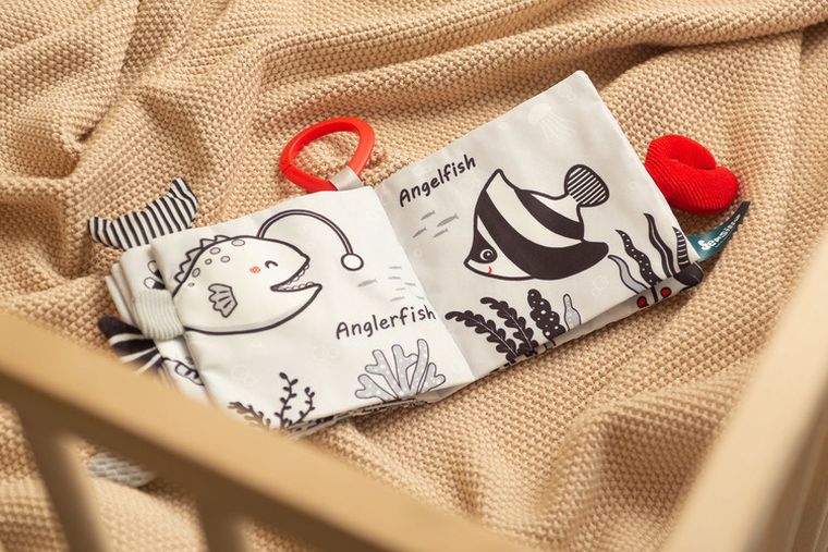 Sensillo, Black & white, książeczka materiałowa, delfin