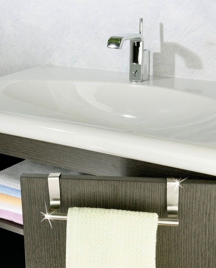 Teleskopowy wieszak na szafkę