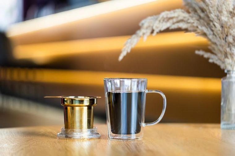 Vialli Design, szklanka z podwójną ścianką z zaparzaczem Amo, 300 ml