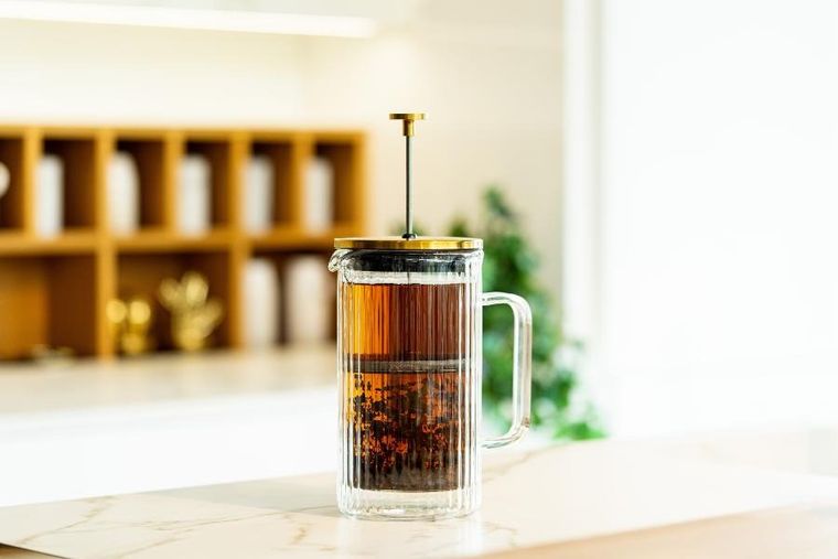 Vialli Design, zaparzacz do kawy i herbaty z podwójną ścianką, 1000 ml, Tulip złoty mat