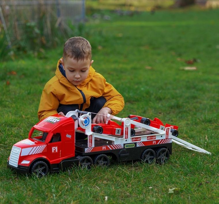 Wader, Magic Truck Action, ciężarówka laweta z bolidami wyścigowymi
