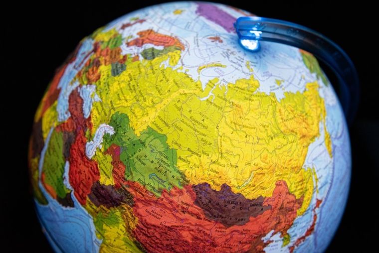 Alaysky, globus o średnicy 25 cm z mapą fizyczną, polityczną i aplikacją