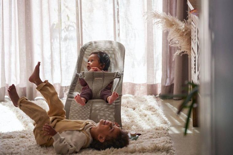 BabyBjörn, Bliss Mesh, leżaczek, szarobeżowy + Googly Eyes Pastels, zabawka niemwolęca