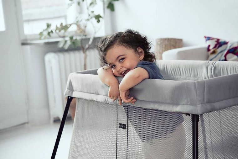 BabyBjörn, Light, łóżeczko turystyczne z prześcieradłem, srebrne