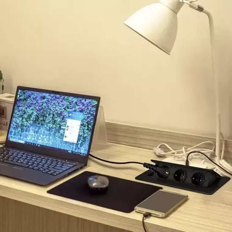 Izoxis, gniazdo chowane w blat, potrójne