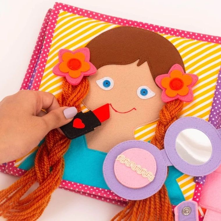 Jolly Designs. Księżniczka. Książeczka sensoryczno-manipulacyjna