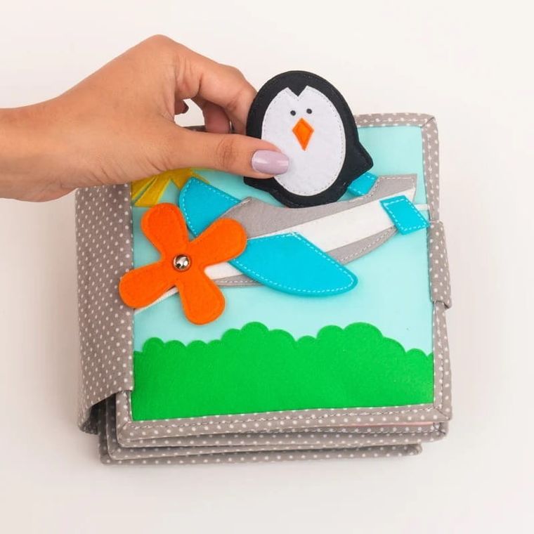 Jolly Designs. Mały Pilot. Książeczka sensoryczno-manipulacyjna