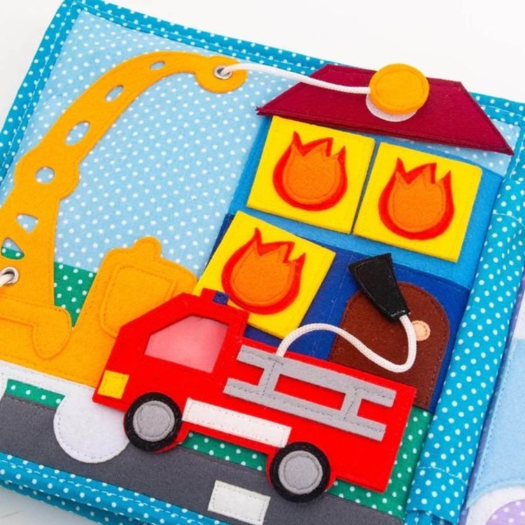 Jolly Designs. Zawody. Książeczka sensoryczno-manipulacyjna