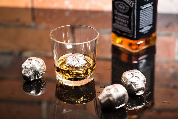 Metalowe kostki do drinków, czaszki