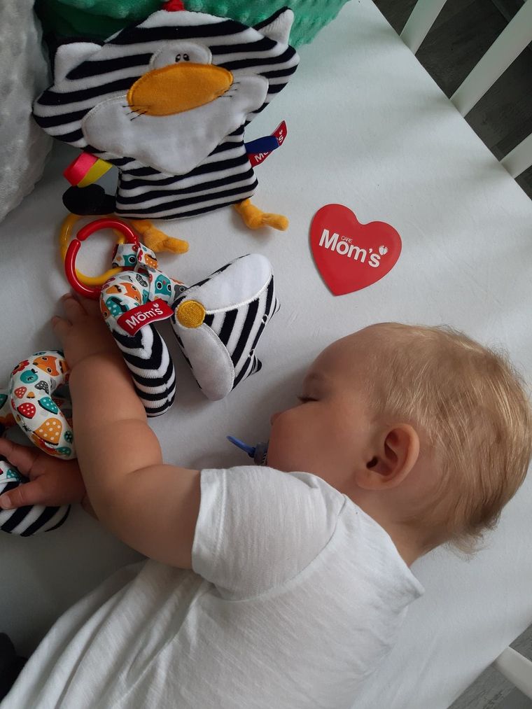 Mom's Care, kot pasiak, kontrastowa zabawka zawieszka sensoryczna