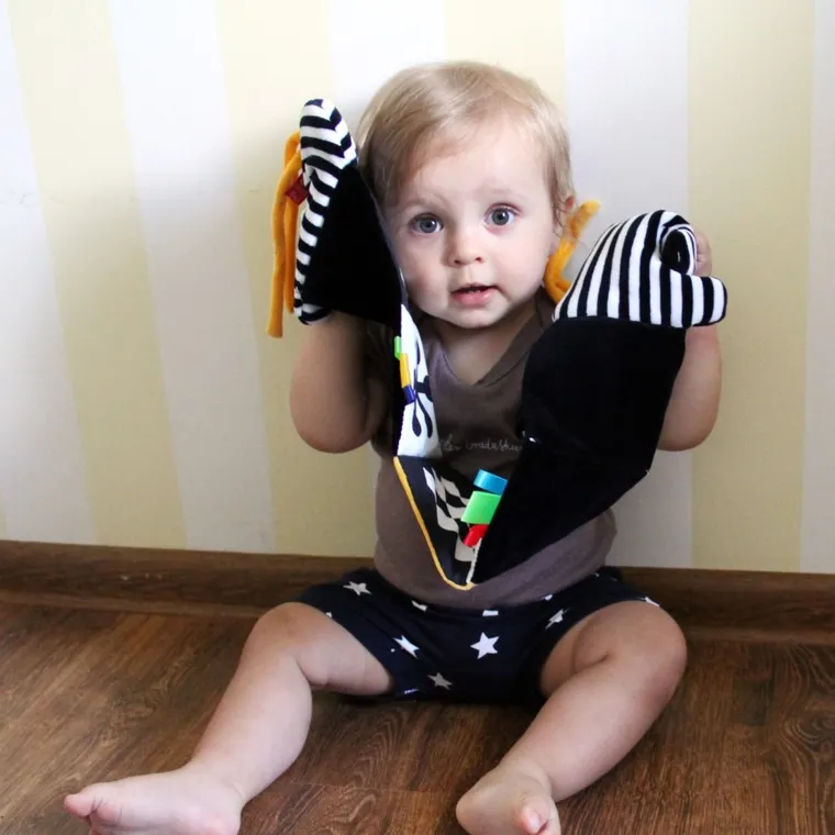 Mom's Care, krówka, książeczka do łóżeczka, zabawka sensoryczna