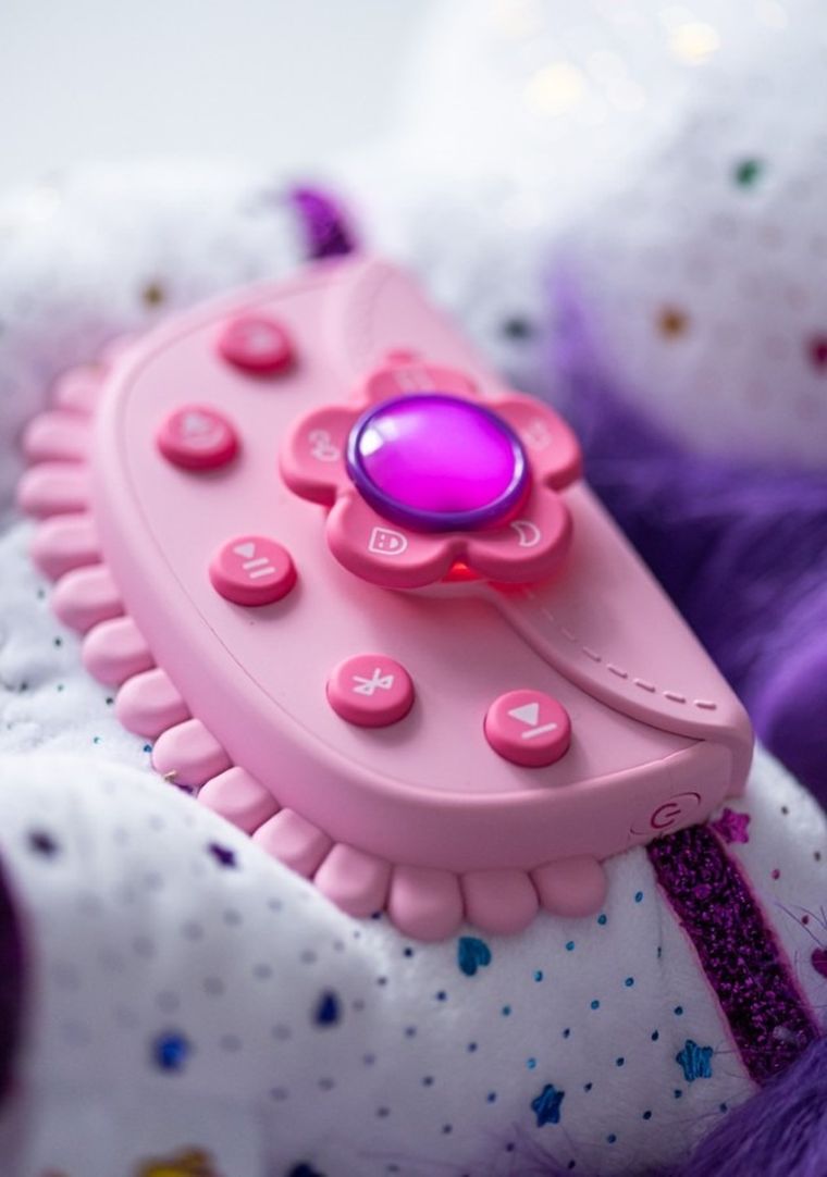 Playshifu, ZeeZee, interaktywna maskotka jednorożec