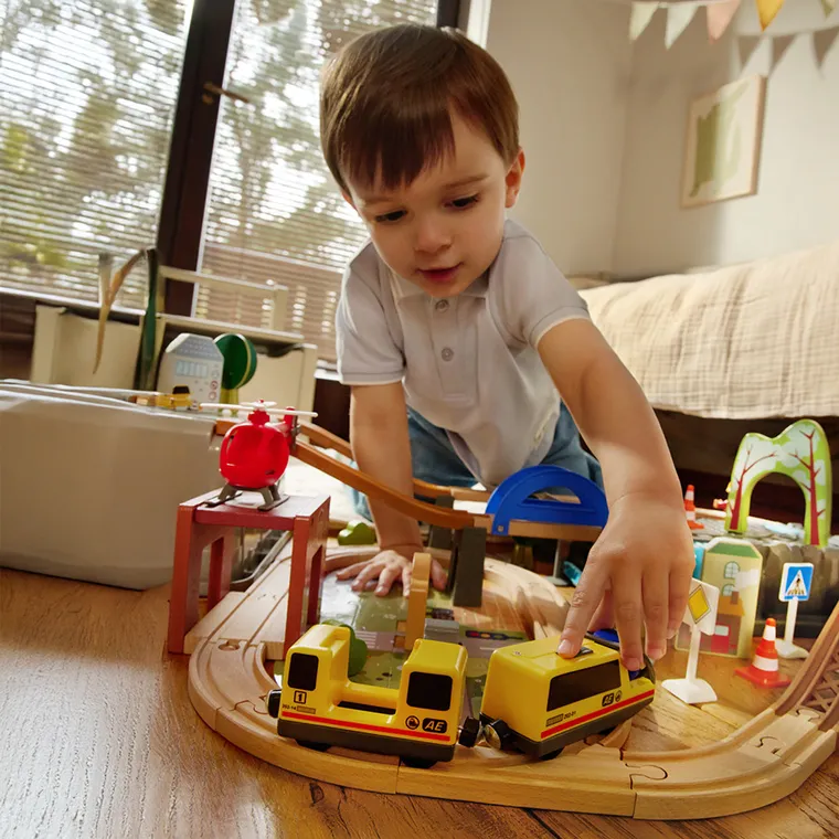 Smiki, drewniane tory z elektryczną kolejką i pojemnikiem