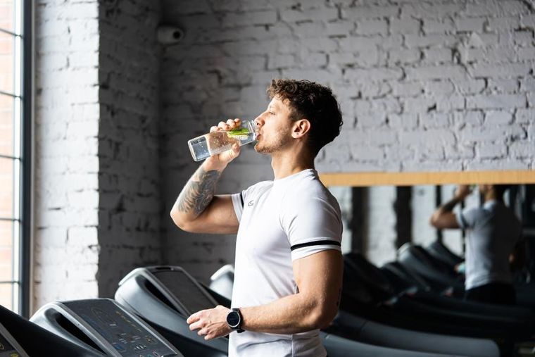 Vialli Design, Fuori, szklana butelka na wodę, zielona, 540 ml