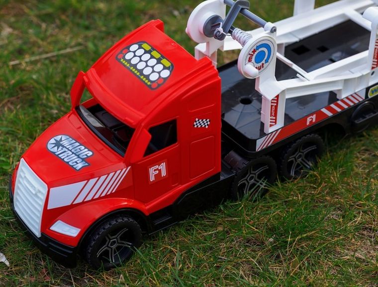 Wader, Magic Truck Action, ciężarówka laweta z bolidami wyścigowymi