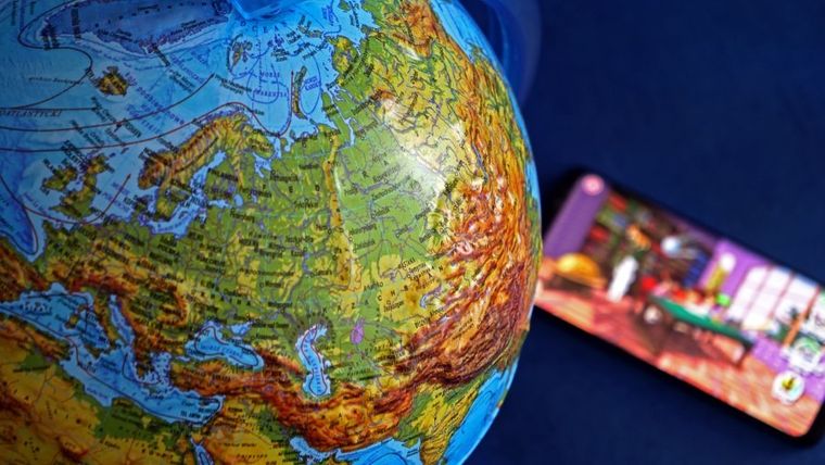 Alaysky, globus o średnicy 25 cm z mapą fizyczną, polityczną i aplikacją