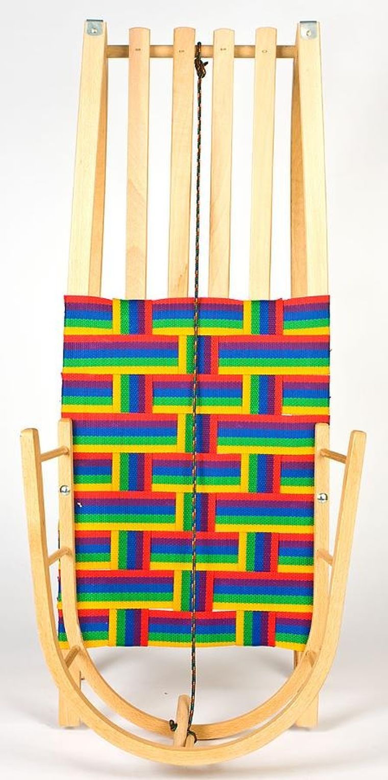 Enero, Nina, drewniane sanki z oparciem