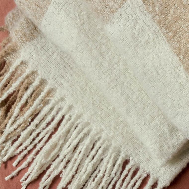 Homla, Allora, koc z przędzy, boucle ecru, 130-170 cm