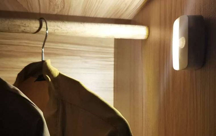 Izoxis, lampka nocna LED z czujnikiem ruchu