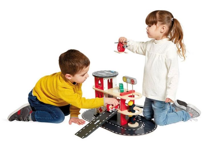 Janod, drewniana remiza strażacka, zestaw z akcesoriami