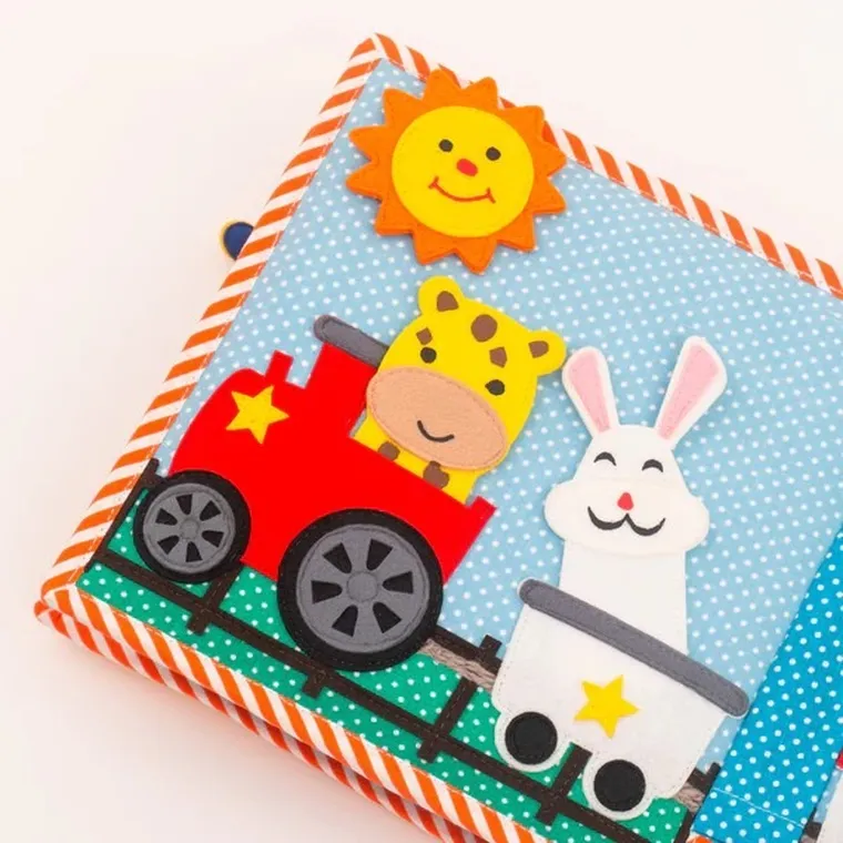 Jolly Designs. Karnawał. Książeczka sensoryczno-manipulacyjna