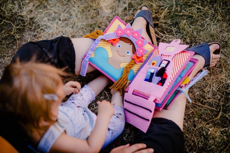 Jolly Designs. Księżniczka. Książeczka sensoryczno-manipulacyjna