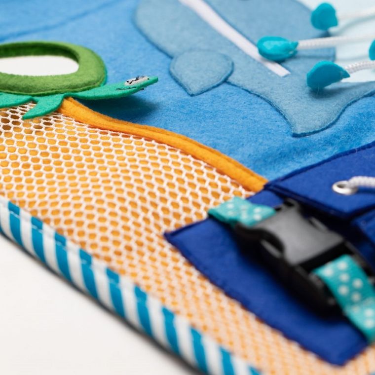 Jolly Designs. Magiczna Ryba. Tablica manipulacyjna. Książeczka sensoryczna