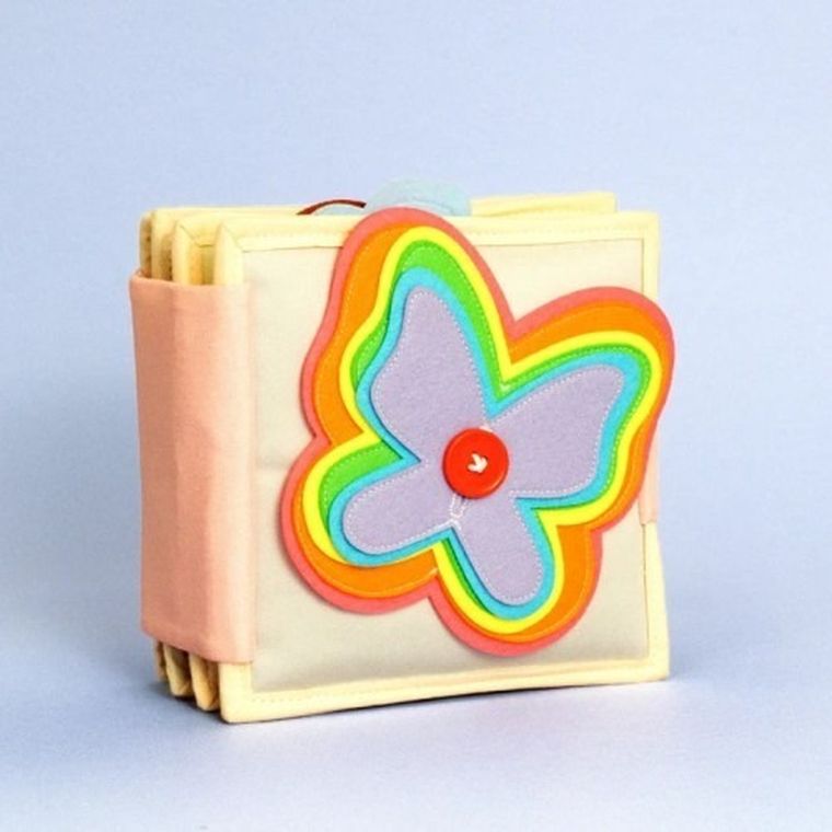 Jolly Designs. Motyl. Książeczka sensoryczno-manipulacyjna