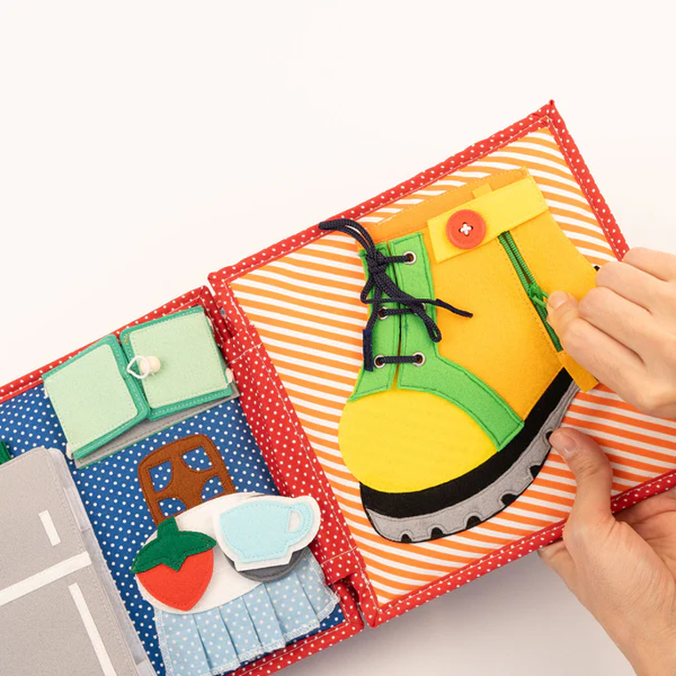 Jolly Designs. Życie domowe. Książeczka sensoryczno-manipulacyjna