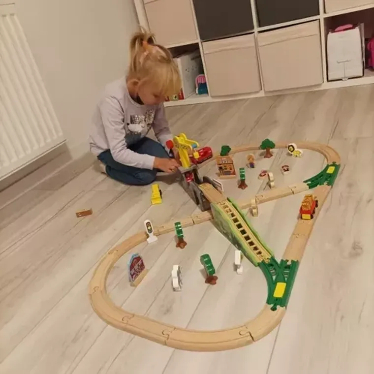 Kruzzel, drewniana kolejka z torem i figurkami, 3,2m